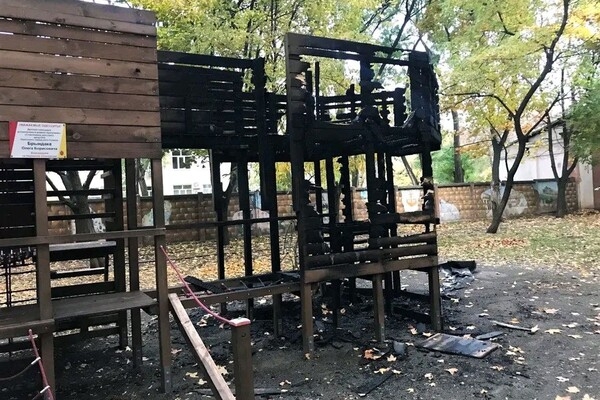 В Одессе вандалы сожгли детскую площадку