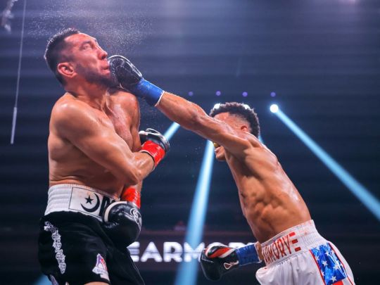Чемпіонський бій закінчився для боксера з Казахстану важким нокаутом та крововиливом у мозок (відео)