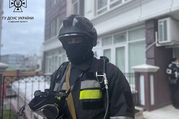 Из-за пожара в квартире 24-этажки в Аркадии погибла женщина 
