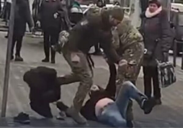 Военных, которые насильно задержали мужчину на Привозе, привлекли к ответственности Военных, которые насильно задержали мужчину на Привозе, привлекли к ответственности