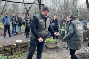 В Одессе высадили саженцы дубов Шевченко в Одессе