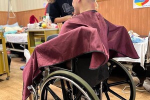 Одесситка бесплатно стрижет в госпитале раненых солдат 