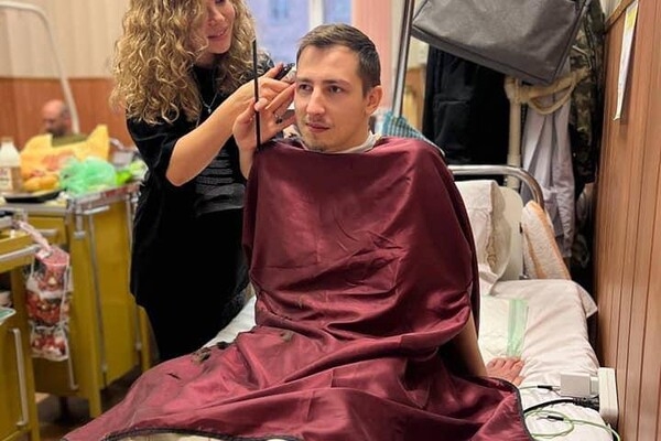 Одесситка бесплатно стрижет в госпитале раненых солдат 