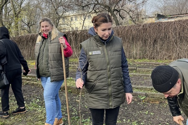 В Одессе высадили саженцы дубов Шевченко в Одессе
