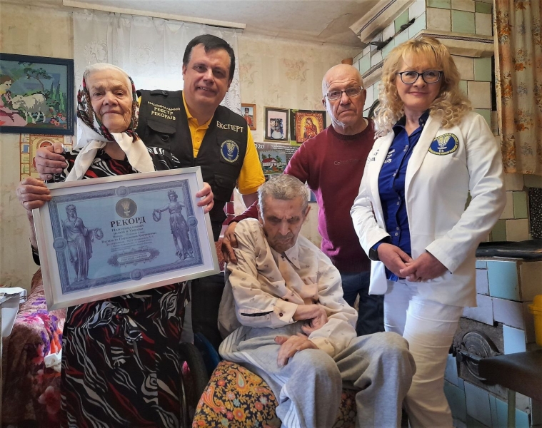 Разом 75 років та один місяць: подружжя з Київської області встановило рекорд України (фото)