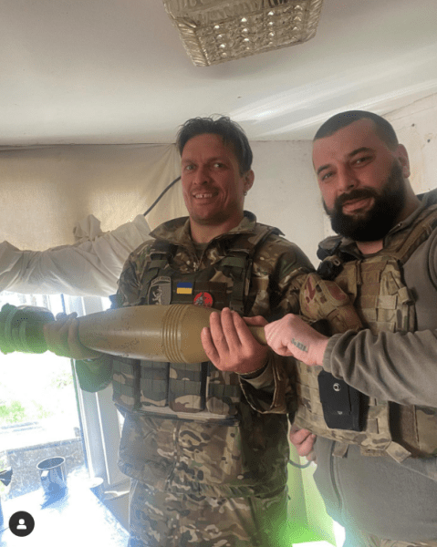Усик приїхав на&nbsp;фронт до&nbsp;українських воїнів та&nbsp;відправив &laquo;подарунок&raquo; рашистам (відео)