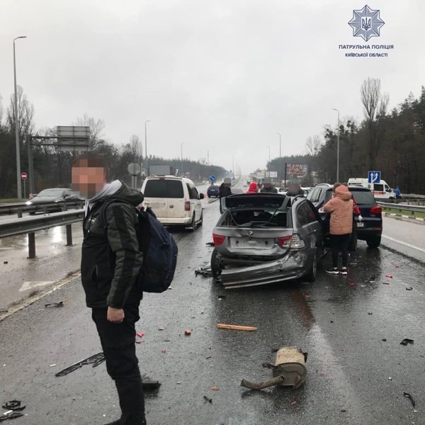 Житомирська траса під Києвом заблокована через велику ДТП (фото, відео)