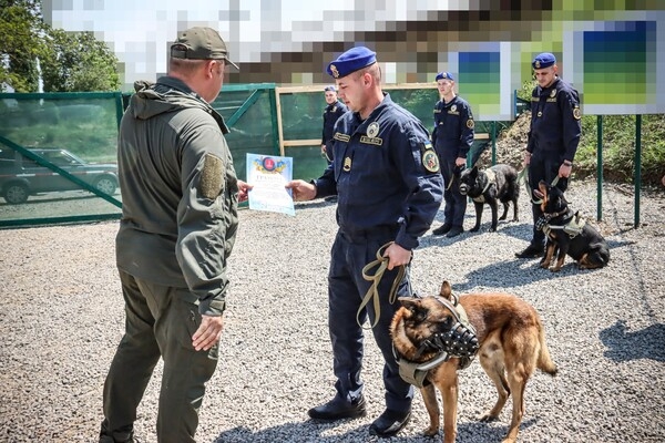 В Одесской области наградили служебную собаку Киру