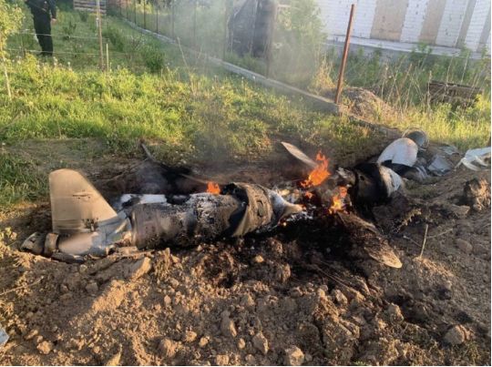 Масований удар ворога по Україні: в поліції показали уламки російських ракет, які впали на Київщину