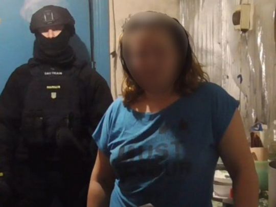 Під Києвом мати за&nbsp;100 гривень &laquo;здавала&raquo; дітей знайомому для сексуальних втіх та&nbsp;допомагала їх ґвалтувати