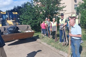 Коммунальщики ликвидируют последствия теракта в Одессе