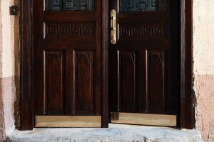 В Одессе отреставрировали еще одну историческую дверь