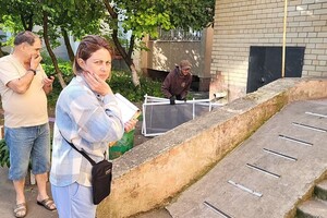 Коммунальщики ликвидируют последствия теракта в Одессе