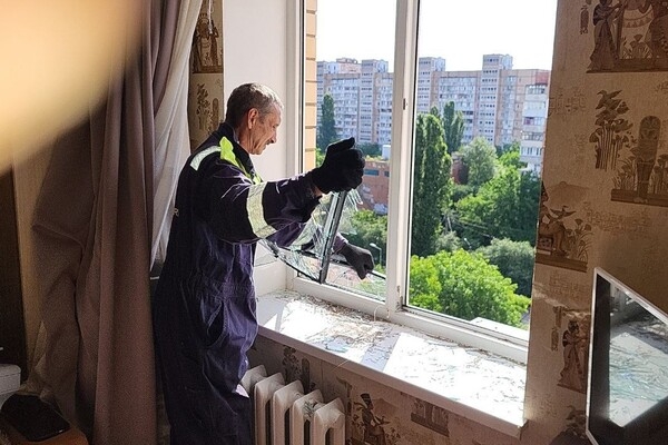Коммунальщики ликвидируют последствия теракта в Одессе