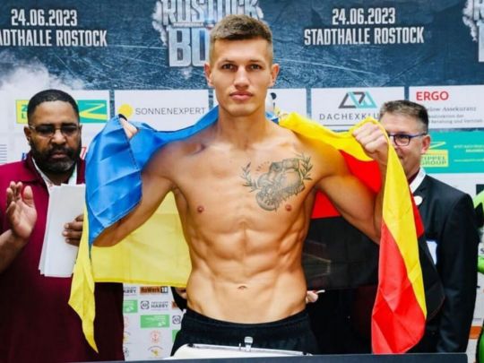Непереможний український боксер вирубав суперника за 15 секунд до кінця бою: відео ефектного нокауту