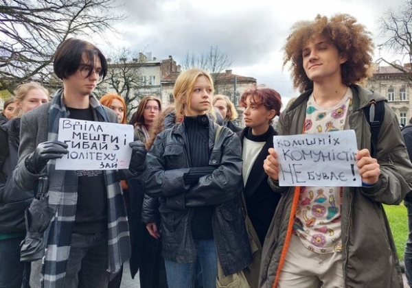 Львовские студенты устроили акцию протеста с требованиями уволить преподавательницу Ирину Фарион