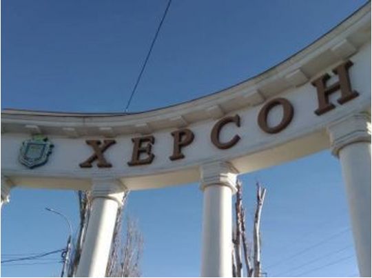 Окупанти вночі вдарили по Херсону: є постраждалі та руйнування