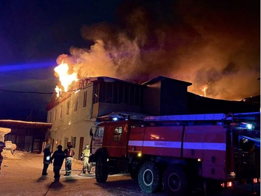 Країна-агресор знову у&nbsp;вогні: у&nbsp;свердловську потужно горить склад, а&nbsp;під ярославлем дрон атакував НПЗ