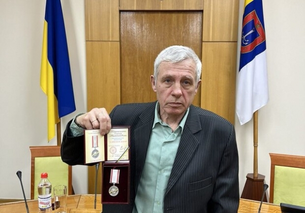 В Одессе наградили электрика, который помогал эвакуировать людей после прилета ракету в многоэтажку