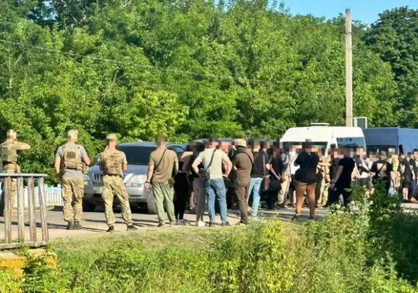 За 18,5 тысяч долларов: полицейский из Одесской области пытался переправить 47 уклонистов в ПМР