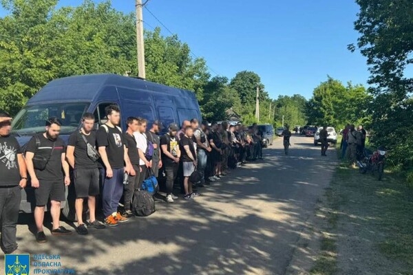 За 18,5 тысяч долларов: полицейский из Одесской области пытался переправить 47 уклонистов в ПМР