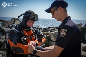 В Одессе 20-летнюю полицейскую из Ровно смыло волной в море: девушку ищут спасатели