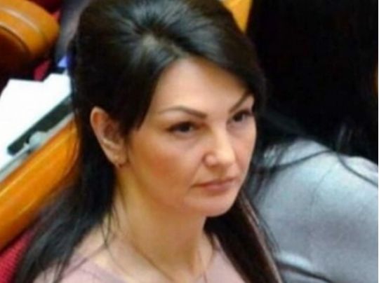 В однієї дитина гроші псує, інша їх викидає: що відомо про справу нардепки Марченко «хабар через паркан»