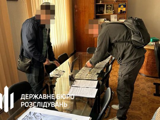 Вимагали 30 тисяч доларів хабаря: на&nbsp;Дніпропетровщині судитимуть очільника та&nbsp;секретаря міської громади