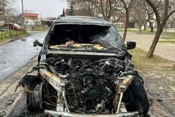В Одессе двое безработных молодых людей на заказ подожгли BMW