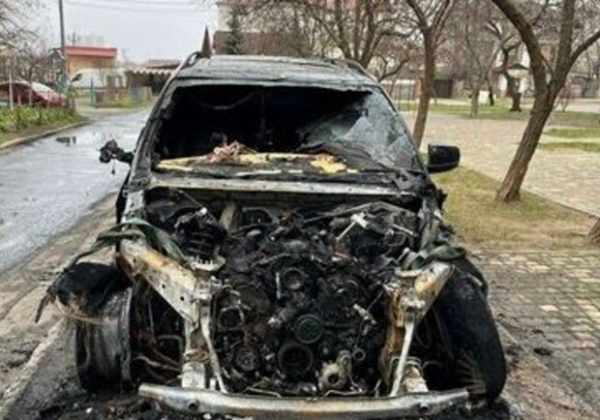 В Одессе двое безработных молодых людей на заказ подожгли BMW