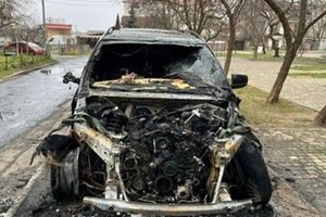 В Одессе двое безработных молодых людей на заказ подожгли BMW
