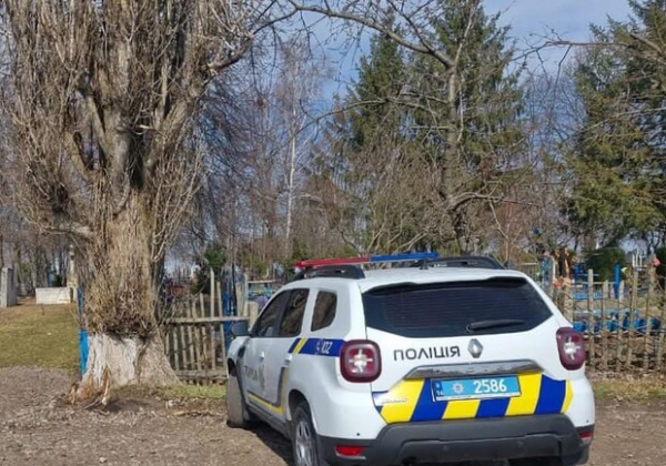 В Одесской области с могил трех военных исчезли флаги