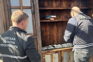 Требовал взятку за оформление земли: в Одессе разоблачили чиновника Госгеокадастра