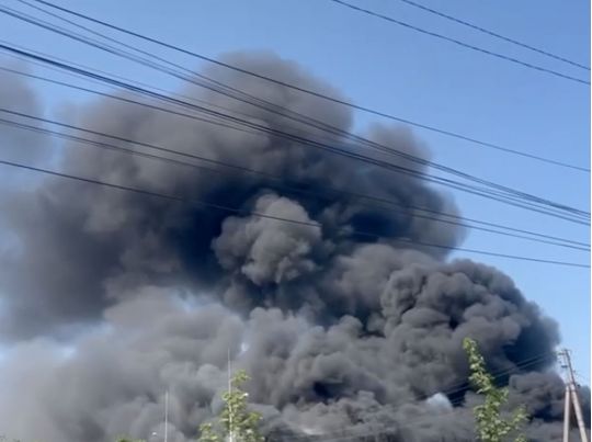 В&nbsp;окупованому Мелітополі горить завод &laquo;Гідромаш&raquo;, який загарбники використовують як&nbsp;військову базу (відео)