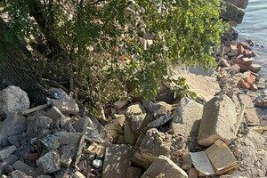 В Одесской области мусор после обстрела школы сбросили вблизи Аккерманской крепости