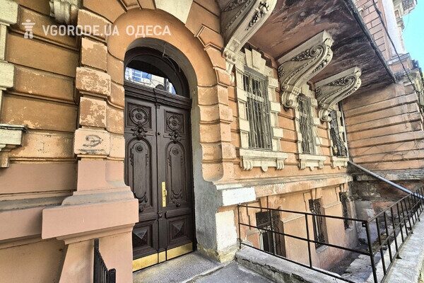 В Одессе возобновили парадную дверь в доме Амбеликопуло: фотоотчет