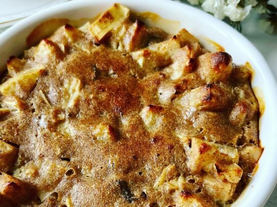 Шарлотка з&nbsp;яблуками та&nbsp;родзинками: можна тим, хто худне