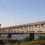 Ворог вдарив по мосту через Дніпро у Кременчуці: в «Укрзалізниці» зробили заяву щодо руху потягів