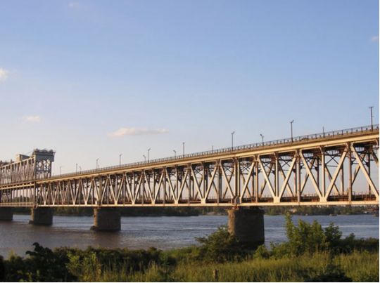 Ворог вдарив по&nbsp;мосту через Дніпро у&nbsp;Кременчуці: в&nbsp;&laquo;Укрзалізниці&raquo; зробили заяву щодо руху потягів