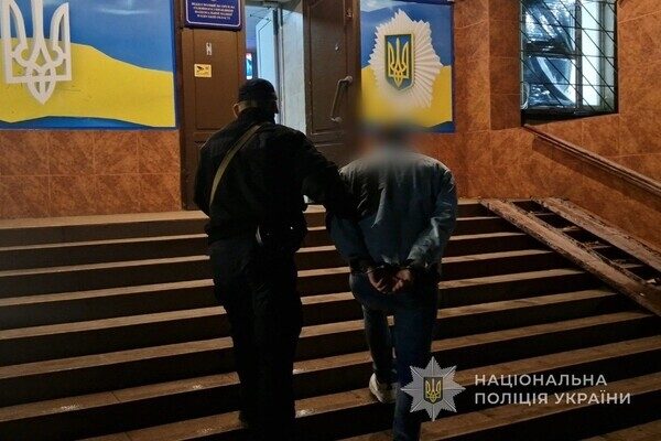 Поджог автомобилей на Черемушках в Одессе: полицейские задержали виновного