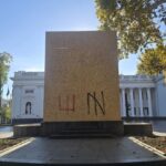 В Одессе забили памятник Пушкину на Биржевой площади: готовят к демонтажу