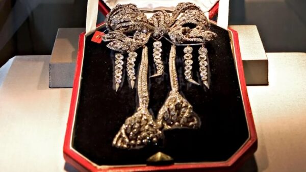 Дерзкое ограбление в Лувре:&nbsp;похищены сокровища французской короны