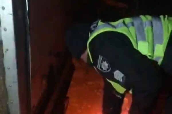 Не смогла преодолеть подъем: в Одесской области фура застряла в сугробах
