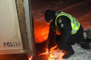 Не смогла преодолеть подъем: в Одесской области фура застряла в сугробах