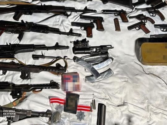 Гранати, автомати, набої: затримано злочинців, які готували масштабний продаж &laquo;трофейної&raquo; зброї (фото)