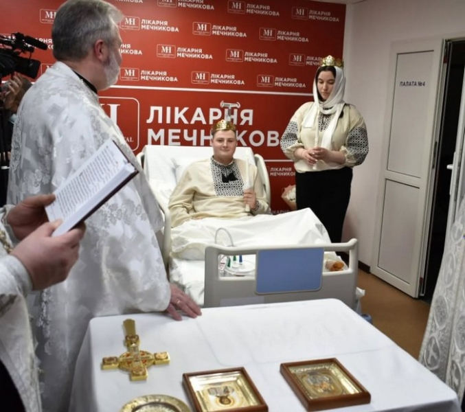 &laquo;Кохана кілька разів ще&nbsp;перепитувала: &bdquo;Ти&nbsp;точно живий? Чесно?&ldquo;&raquo;: важкопоранений боєць одружився у&nbsp;реанімації
