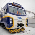 Потяги в Україні прямують із багатогодинним запізненням через зледеніння контактної мережі, — «Укрзалізниця»