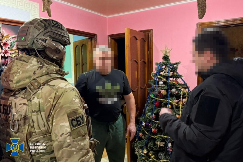 Сотні тисяч доларів та&nbsp;фіктивні довідки за&nbsp;ухилення від мобілізації: СБУ викрила голову ВЛК (фото)