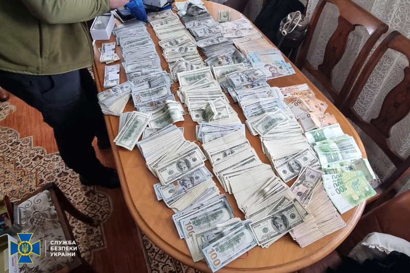 Сотні тисяч доларів та&nbsp;фіктивні довідки за&nbsp;ухилення від мобілізації: СБУ викрила голову ВЛК (фото)