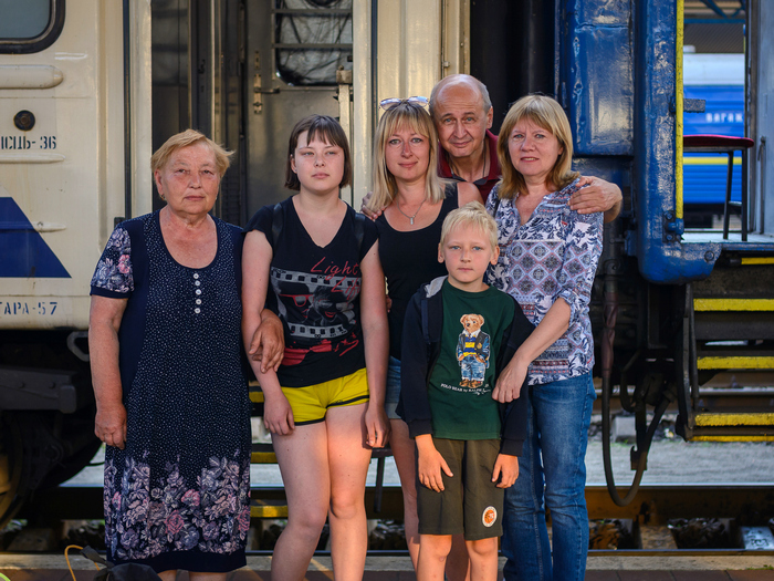 &laquo;Снаряд розірвався на&nbsp;даху, вирвавши шмат м&rsquo;яса зі&nbsp;спини хлопчика&raquo;: маріуполець, фотограф Євген Сосновський про випробування війною